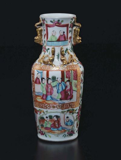 Vaso in Porcellana a Smalti Policromi con Scene di Vita Comune Entro Riserve e Draghetti Dorati a...