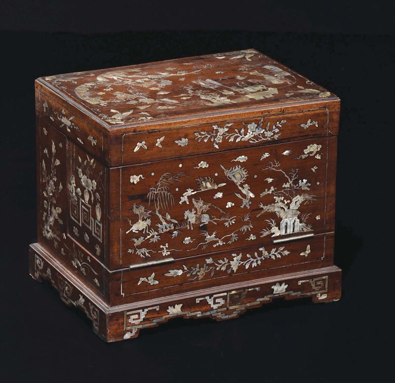 A small wooden cabinet with mother-of-pearl inlays, China, Qing Dynasty, 19th century  - Auction Chinese Works of Art - Cambi Casa d'Aste
