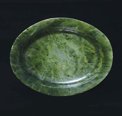 Vassoio Scolpito in Giada Spinacio, Cina, Dinastia Qing, XIX Secolo