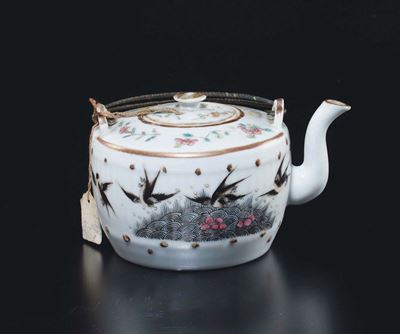 Teiera in Porcellana a Smalti Policromi con Decoro di Rondini, Cina, Dinastia Qing, Fine XIX Seco...