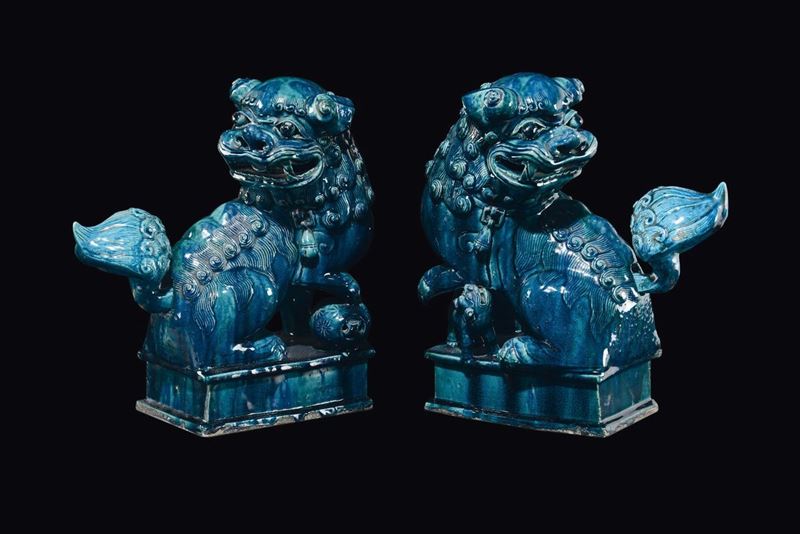 A pair of turquoise-ground porcelain Pho dogs, China, Qing Dynasty, 19th century  - Auction Fine Chinese Works of Art - Cambi Casa d'Aste