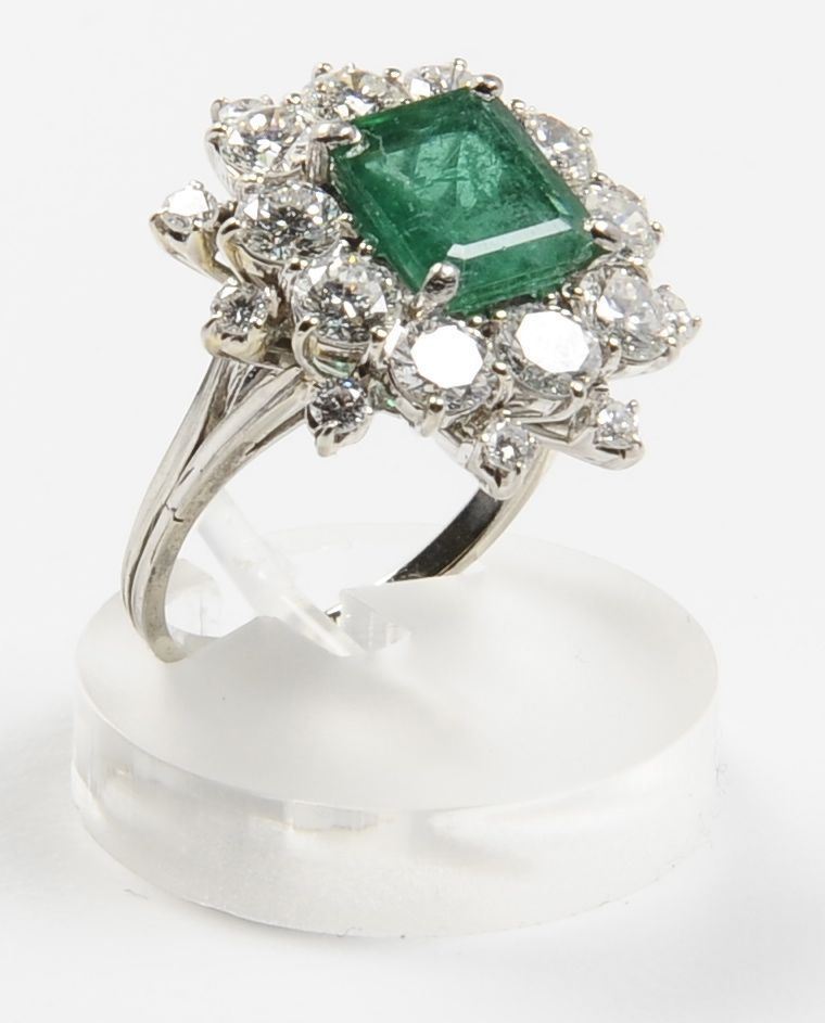 Anello con smeraldo e diamanti  - Asta Arredi dalle dimore degli eredi Ercole Marelli e altre provenienze - Cambi Casa d'Aste