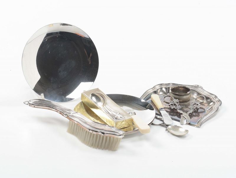 Lotto di oggetti in metallo argentato  - Asta Arredi dalle dimore degli eredi Ercole Marelli e altre provenienze - Cambi Casa d'Aste