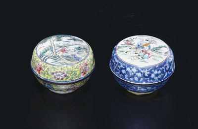 Due Scatoline in Metallo Smaltato Cloisonné Raffiguranti Paesaggio e Figure, Cina, XX Secolo