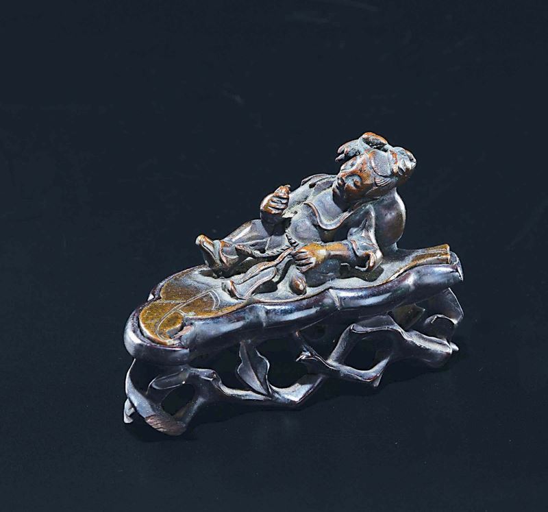 Scultura di saggio con bisaccia su foglia scolpito in bronzo, Cina, Dinastia Qing, XIX secolo  - Asta Chinese Works of Art - Cambi Casa d'Aste