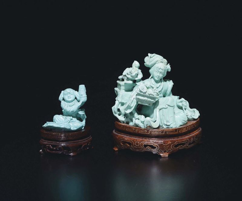 Due sculture in turchese, una raffigurante Guanyin con cestini di rose e una raffigurante bambina con vaso, Cina, Dinastia Qing, XIX secolo  - Asta Chinese Works of Art - Cambi Casa d'Aste