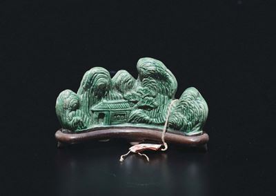 Posapennelli in Biscuit Raffigurante Montagna con Casa, Cina, Dinastia Qing, XIX Secolo