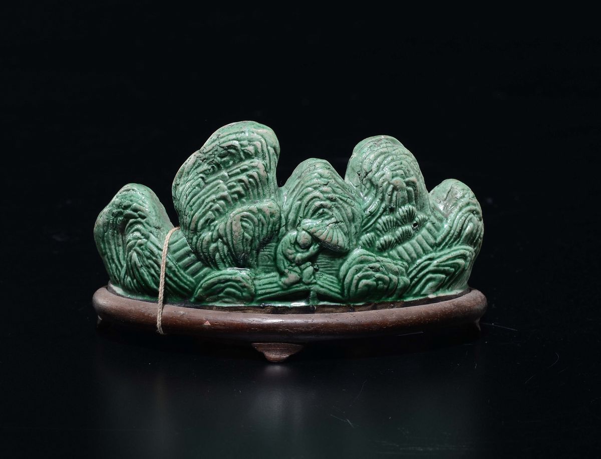 Posapennelli in Biscuit Raffigurante Montagna con Casa, Cina, Dinastia Qing, XIX Secolo