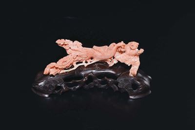 Scultura in Corallo Raffigurante Fanciullo e Fenice, Cina, Inizio XX Secolo