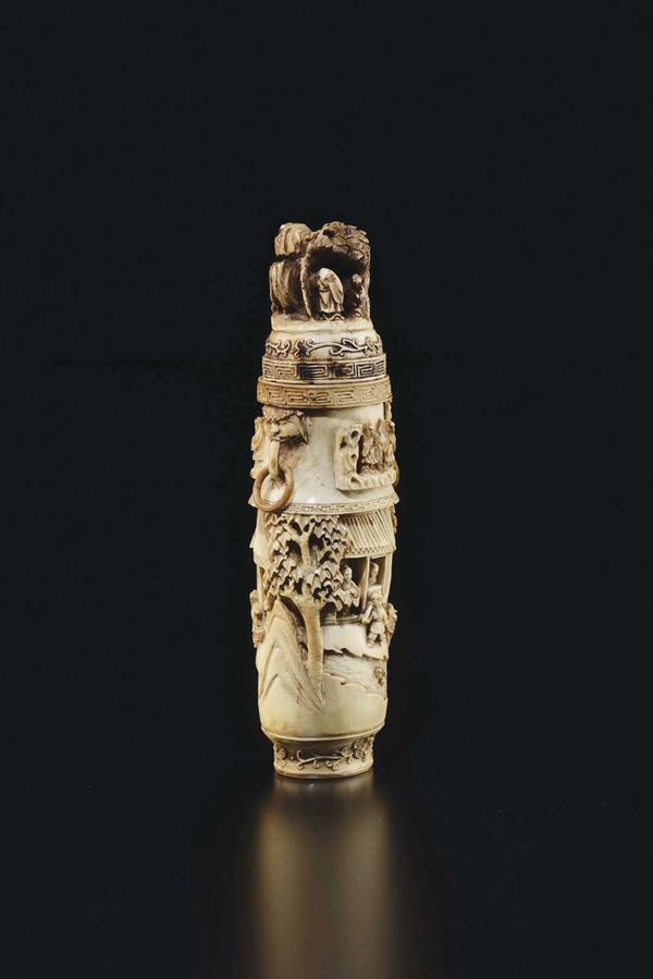 Piccolo vaso con coperchio scolpito in avorio con personaggi e anse ad anelli, Cina, Dinastia Qing, fine XIX secolo