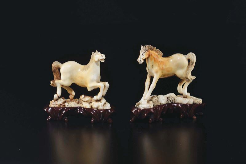 Due cavalli scolpiti in avorio, Cina, inizio XX secolo  - Asta Chinese Works of Art - Cambi Casa d'Aste