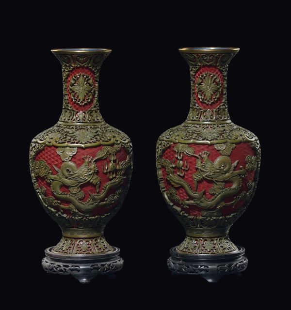 Coppia di vasi in lacca con decoro di draghi a rilievo, Cina, Dinastia Qing, XIX/XX secolo