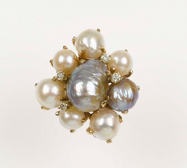 Seaman Schepps. A pearl and diamond ring. Mounted in yellow gold 750/1000
