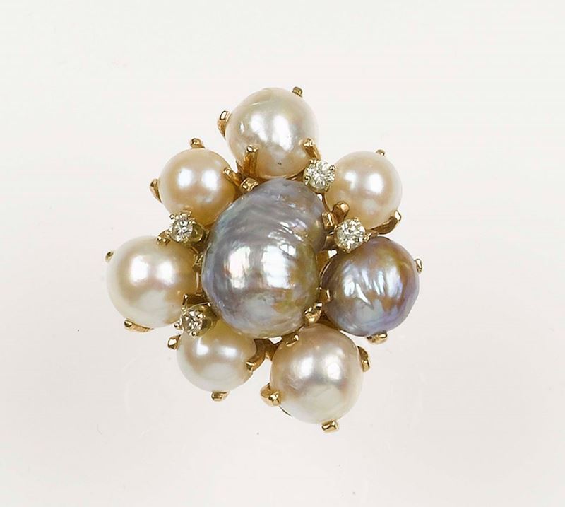 Seaman Schepps. A pearl and diamond ring. Mounted in yellow gold 750/1000  - Auction Fine Jewels - Cambi Casa d'Aste
