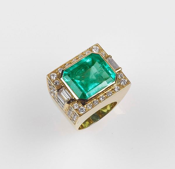 A Colombian emerald ring, aprox. 16,00 carats. Set with diamonds.