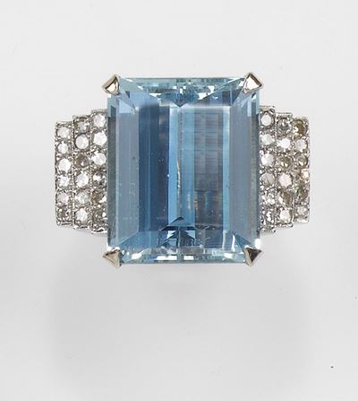 Anello con Acquamarina di Ct 35,00 Circa e Diamanti