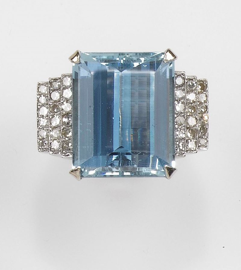 An aquamarine and diamond ring. The aquamarine weighing approx. 35,00 carats is set with diamonds and mounted in white gold 750/1000  - Auction Fine Jewels - Cambi Casa d'Aste