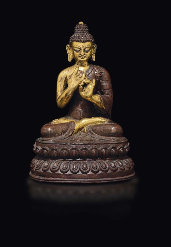 Figura di Buddha in bronzo parzialmente dorato seduto su doppio fiore di loto, Tibet, XVII secolo