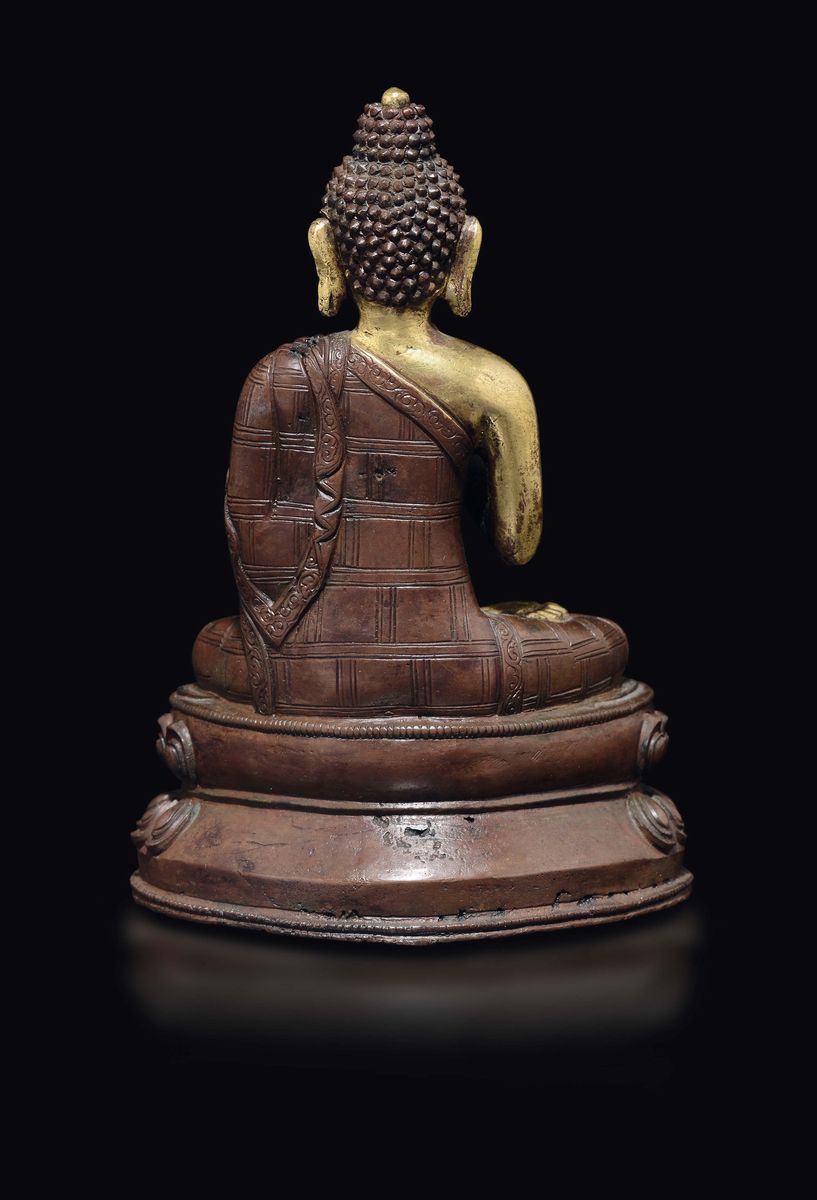 Figura di Buddha in Bronzo Parzialmente Dorato Seduto su Doppio Fiore di Loto, Tibet, XVII Secolo