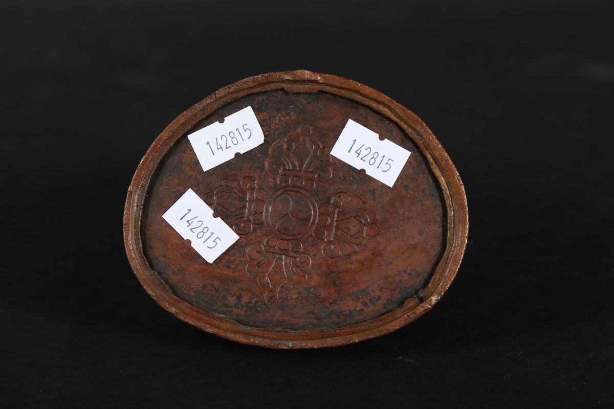 Figura di Buddha in Bronzo Parzialmente Dorato Seduto su Doppio Fiore di Loto, Tibet, XVII Secolo