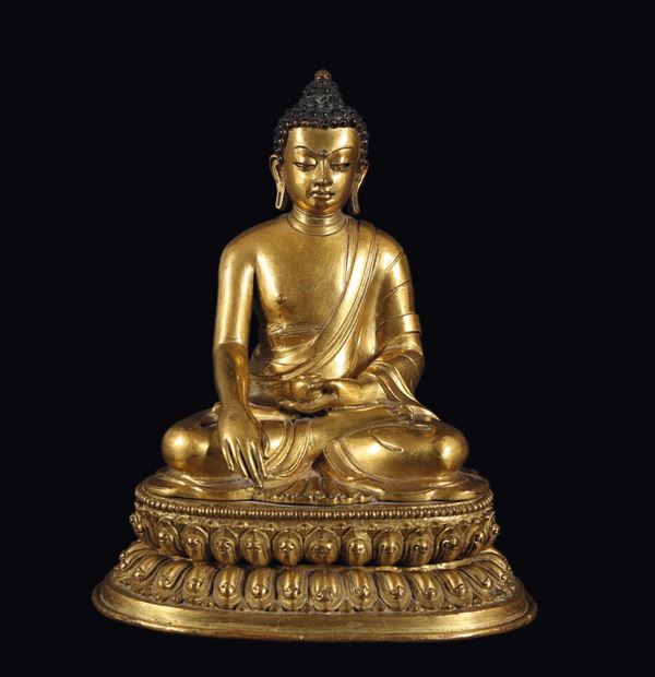 Figura di Buddha Sakyamuni in bronzo dorato con coppetta in mano seduto su doppio fiore di loto, Tibet, XVII secolo
