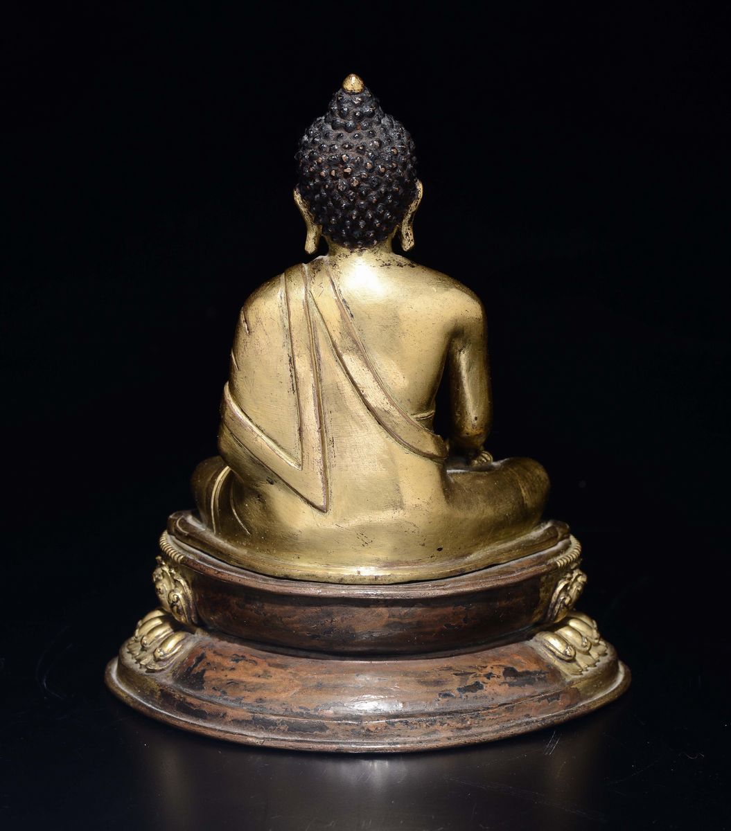 Figura di Buddha Sakyamuni in Bronzo Dorato con Coppetta in Mano Seduto su Doppio Fiore di Loto, ...