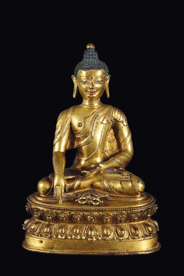 Figura di Sakyamuni in bronzo dorato con vajra ai sui piedi seduto su doppio fiore di loto, Tibet, XVI  [..]