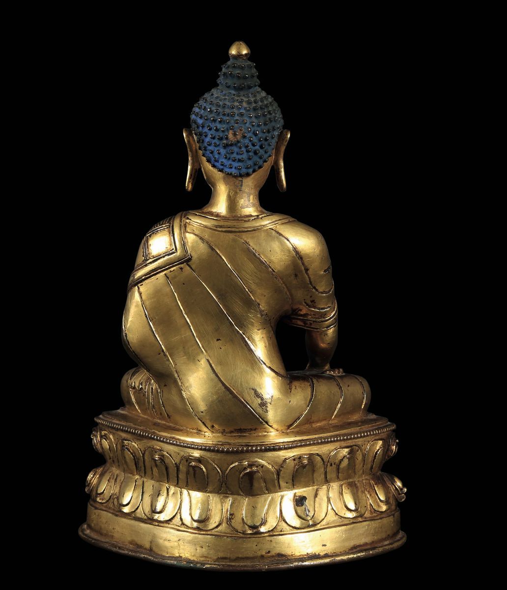 Figura di Buddha Sakyamuni in Bronzo Dorato con Vajra ai sui Piedi Seduto su Doppio Fiore di Loto...