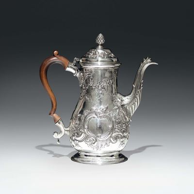 Caffettiera in Argento Fuso, Sbalzato e Cesellato. Londra 1757-1758. Argentieri William Shaw & Wi...