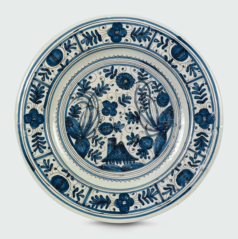 Piatto Italia settentrionale. Bottega (a probabilmente Parma), della seconda metà del XVII secolo  - Asta Maioliche e Porcellane da Collezione - Cambi Casa d'Aste