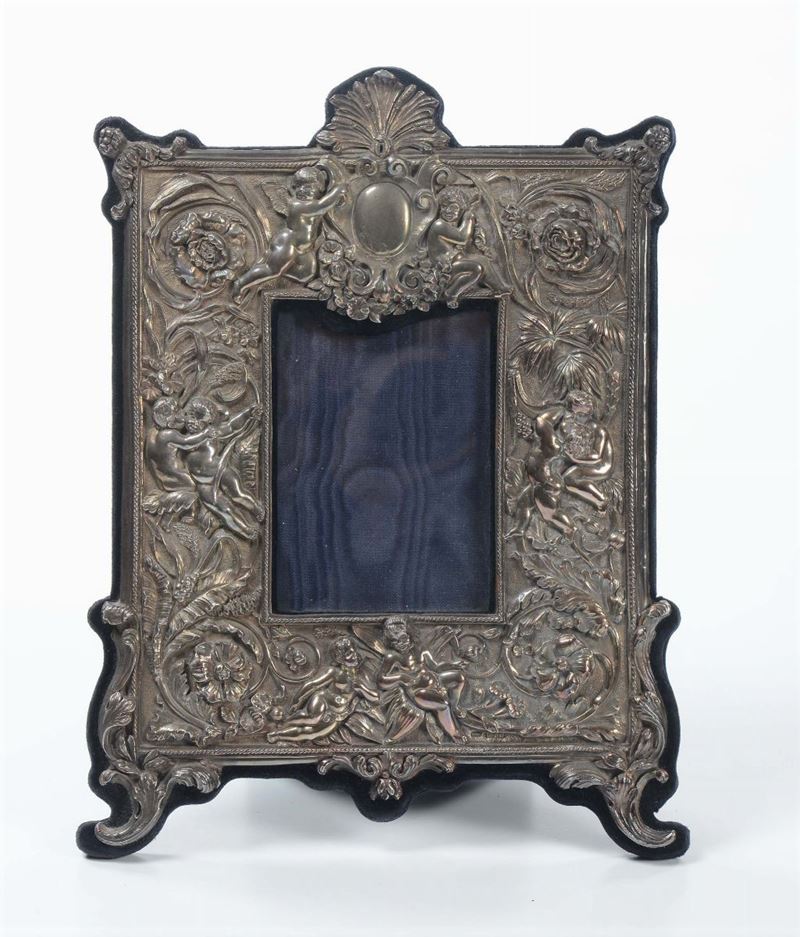 Cornice in argento sbalzato, Italia XIX secolo  - Auction Asta a Tempo Antiquariato - Cambi Casa d'Aste