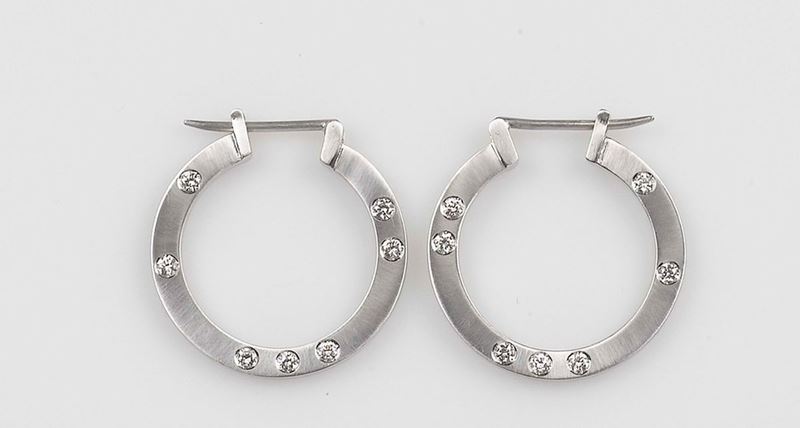 Enrico Cirio, Torino. A circle diamond earrings. The diamonds of a total weight approx. 0,48 carats are mounted in white gold 750/1000  - Auction Fine Jewels - Cambi Casa d'Aste