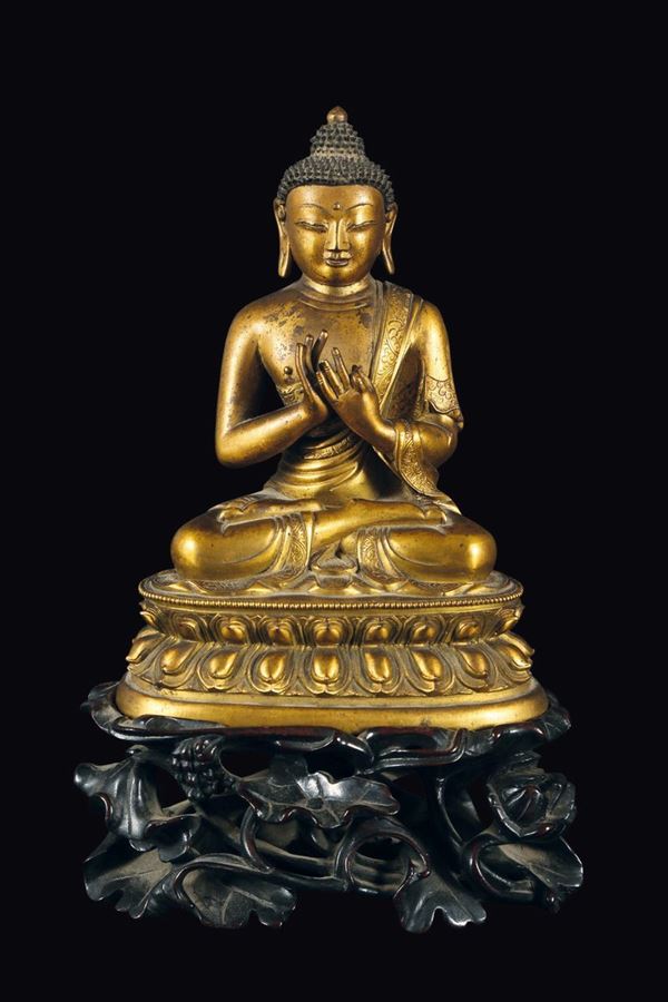 Figura di Buddha Sakyamuni in bronzo dorato seduto su doppio fiore di loto, Tibet, XVII secolo