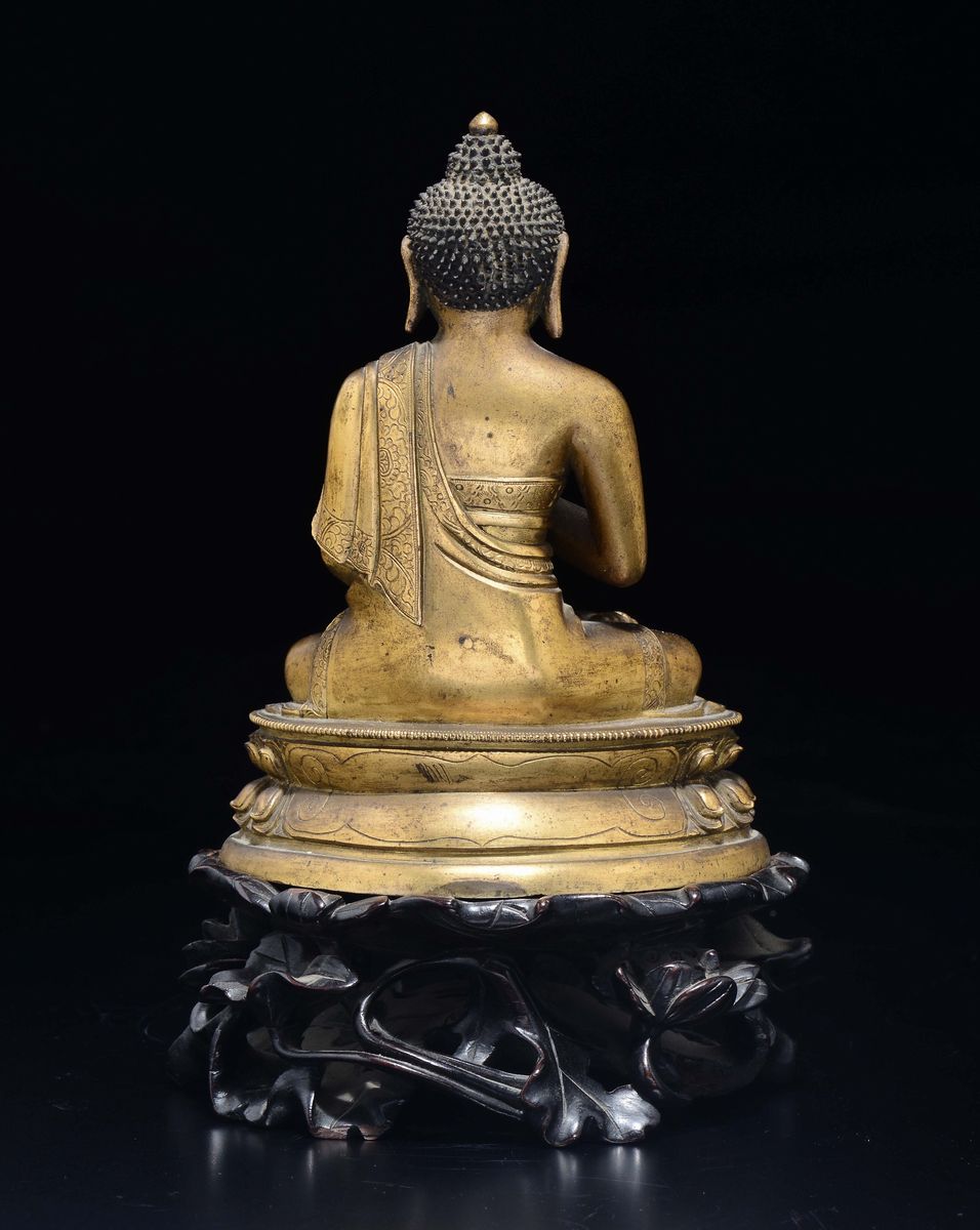 Figura di Buddha Sakyamuni in Bronzo Dorato Seduto su Doppio Fiore di Loto, Tibet, XVII Secolo
