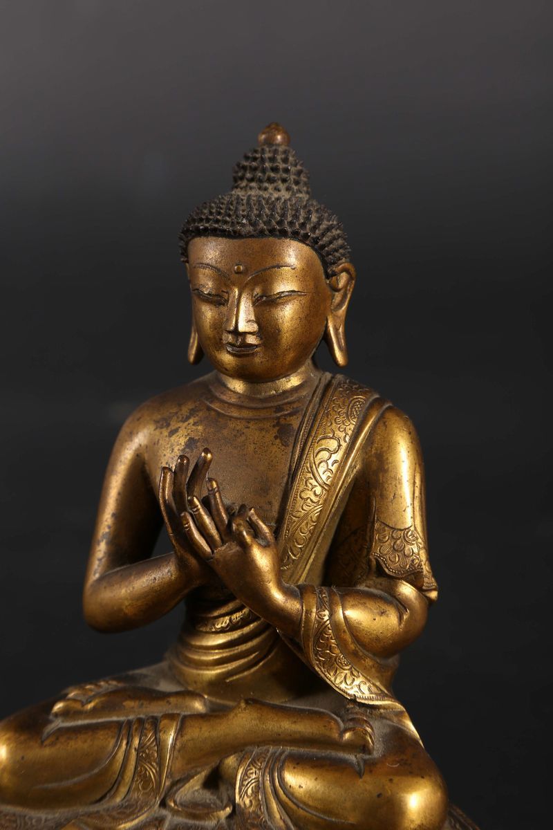 Figura di Buddha Sakyamuni in Bronzo Dorato Seduto su Doppio Fiore di Loto, Tibet, XVII Secolo