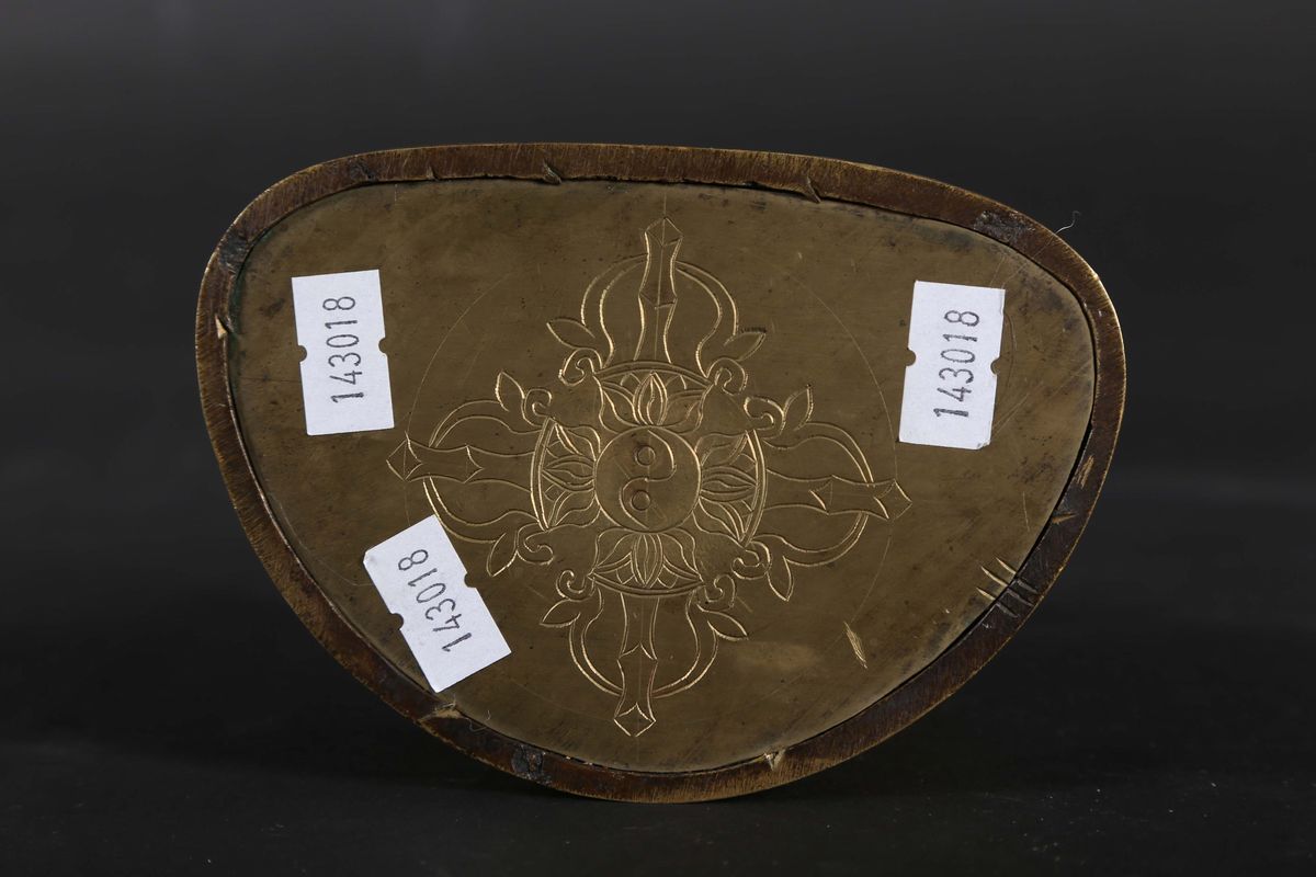 Figura di Buddha Sakyamuni in Bronzo Dorato Seduto su Doppio Fiore di Loto, Tibet, XVII Secolo