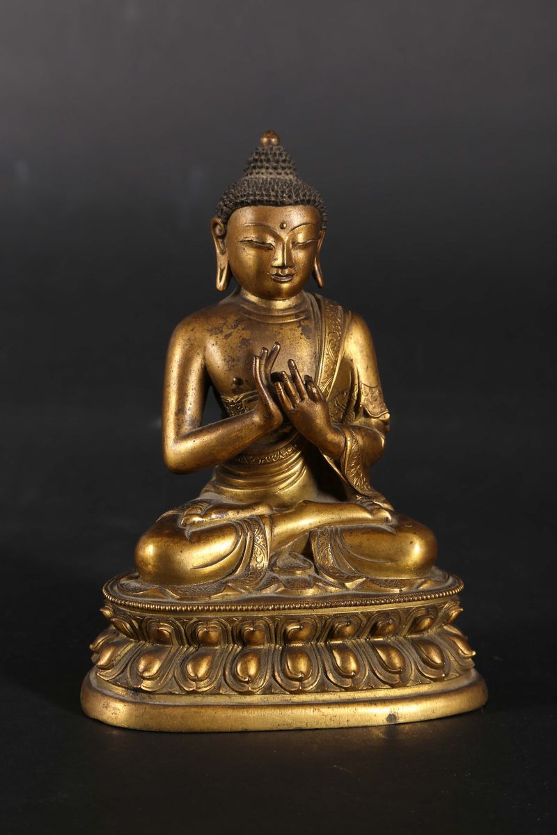 Figura di Buddha Sakyamuni in Bronzo Dorato Seduto su Doppio Fiore di Loto, Tibet, XVII Secolo