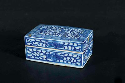 Scatola in Porcellana Bianca e Blu con Iscrizioni, Cina, Dinastia Qing, XIX Secolo