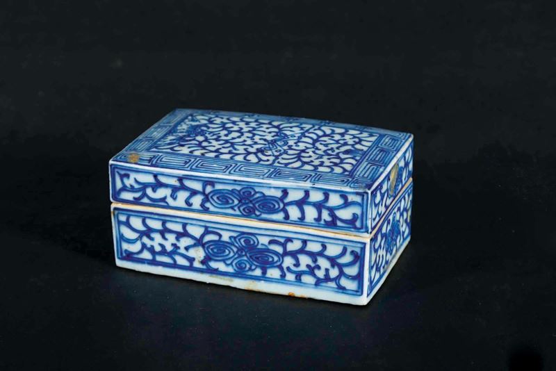 Scatola in porcellana bianca e blu con iscrizioni, Cina, Dinastia Qing, XIX secolo  - Asta Chinese Works of Art - Cambi Casa d'Aste