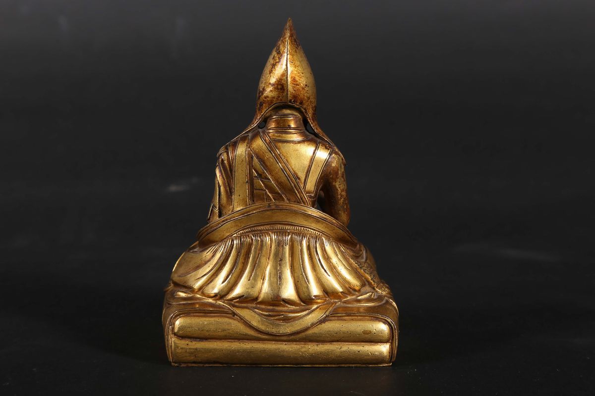 Figura di Lama Seduto in Bronzo Dorato, Tibet, Fine XVII Secolo