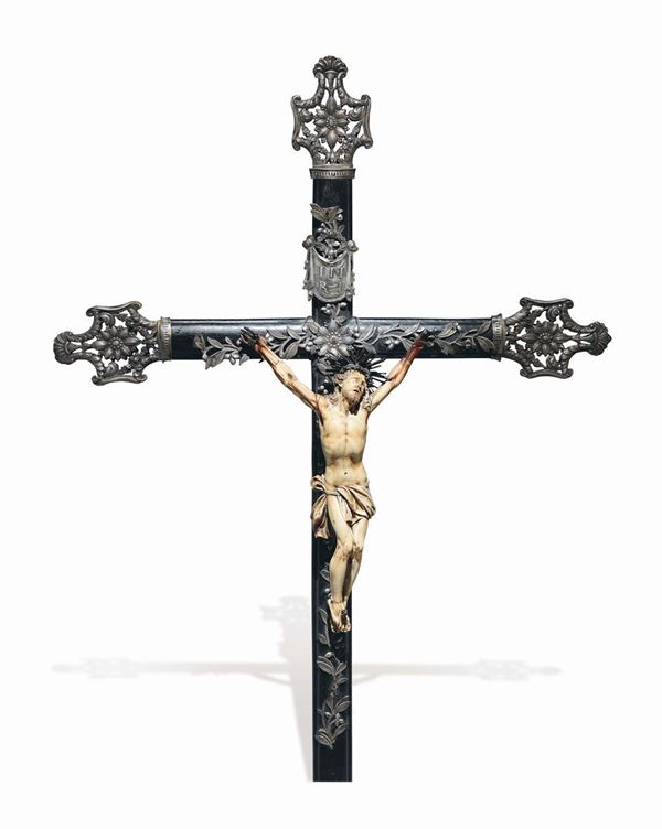 Crocefisso in legno ebanizzato con finimenti in argento sbalzato e figura di Cristo scolpito in avorio. Manifattura genovese del XVIII secolo