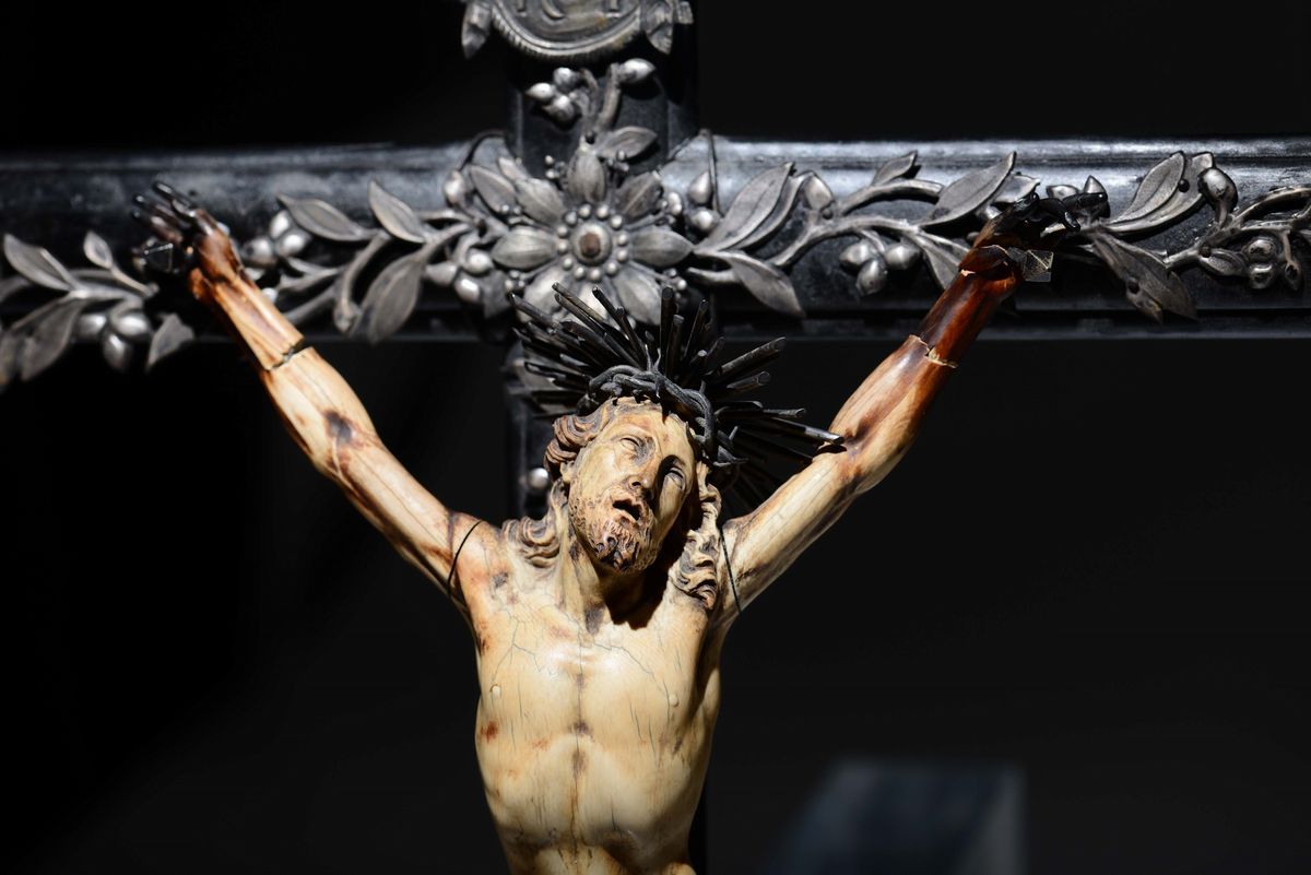 Crocefisso in Legno Ebanizzato con Finimenti in Argento Sbalzato e Figura di Cristo Scolpito in A...