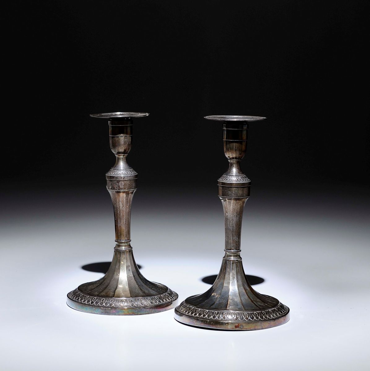 Coppia di Candelabri in Argento. Genova, Punzone della Torretta per L’anno 1794 e Mauriziano