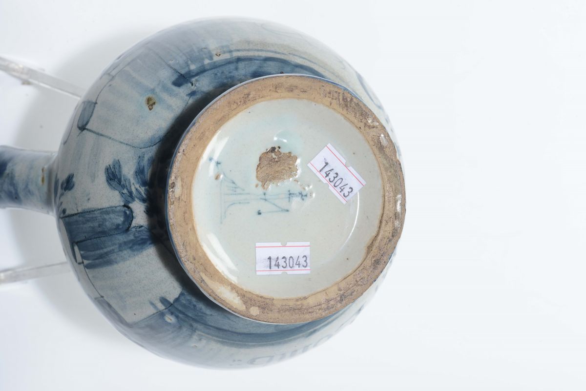 Boccale in Maiolica di Farmacia con Decoro a Scenografia Barocca, Savona XVIII Secolo