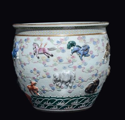 Grande Cachepot in Porcellana a Smalti Policromi con Animali a Rilievo, Cina, Dinastia Qing, Epoc...
