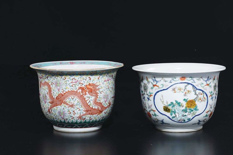 Due piccoli cachepot in porcellana a smalti policromi, uno con drago rosso l’altro con fiori, Cina, Dinastia Qing, epoca Guangxu (1875-1908)  - Asta Fine Chinese Works of Art - Cambi Casa d'Aste