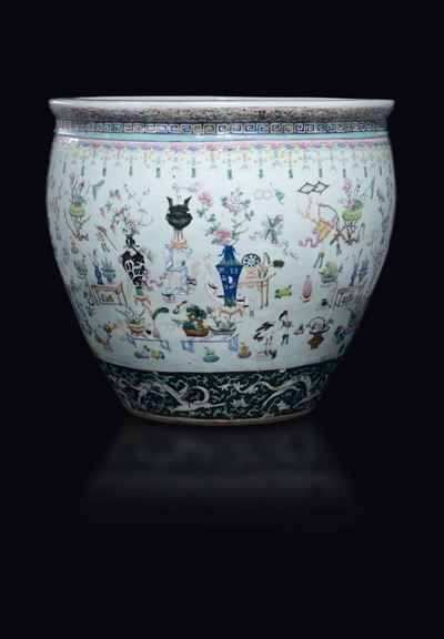 Grande Cachepot in Porcellana Famiglia Rosa con Raffigurazione di Vasi Fioriti ed Oggetti, Cina, ...