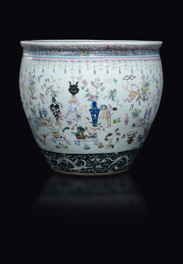 Grande cachepot in porcellana Famiglia Rosa con raffigurazione di vasi fioriti ed oggetti, Cina, Dinastia Qing, epoca Guangxu (1875-1908)