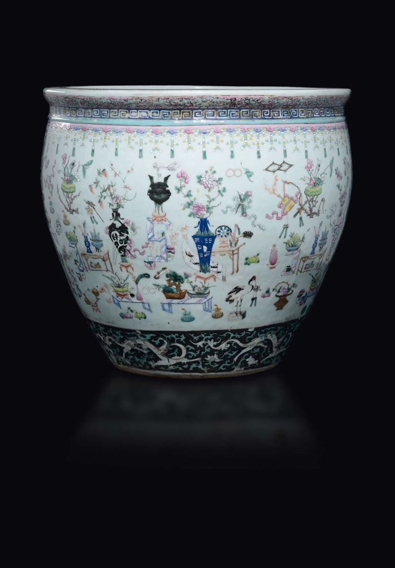 Grande cachepot in porcellana Famiglia Rosa con raffigurazione di vasi fioriti ed oggetti, Cina, Dinastia Qing, epoca Guangxu (1875-1908)  - Asta Fine Chinese Works of Art - Cambi Casa d'Aste