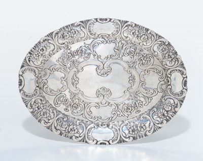 Vassoio Ovale in Argento Sbalzato, XX Secolo